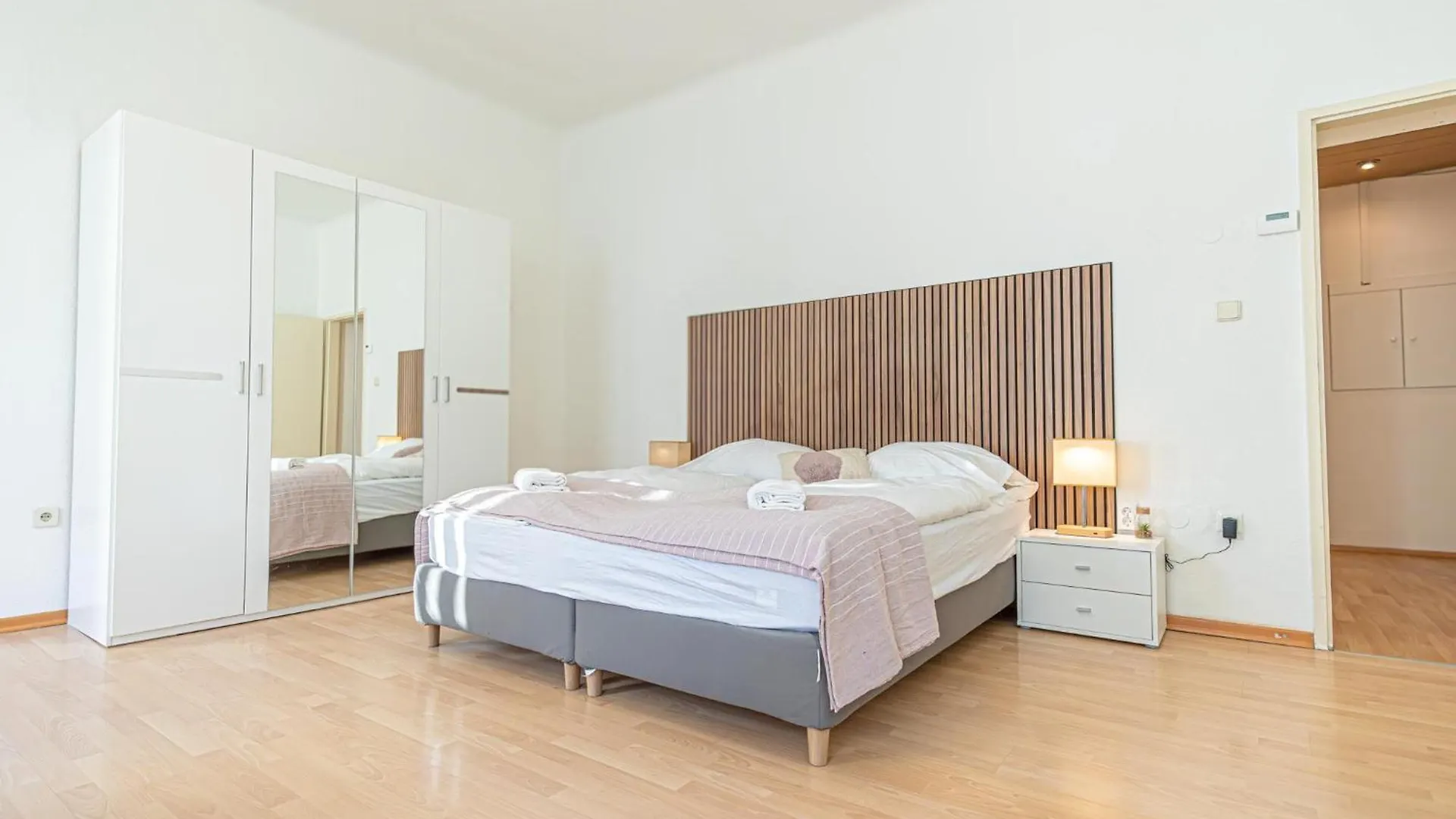 Desirable 2Br - Prime Vienna Location, Ideal For Long Stays